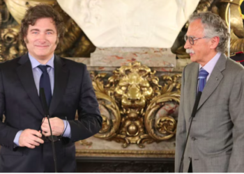 Mario Lugones mostró la producción de un nuevo repelente: “Empresas eligen a la Argentina”.