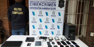 Docente detenido por sospechas de pedofilia en Monte Grande: captaba fotos de alumnas y su hija