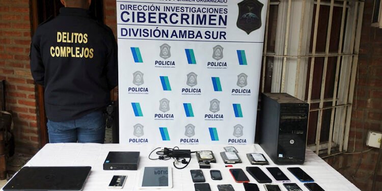 Docente detenido por sospechas de pedofilia en Monte Grande: captaba fotos de alumnas y su hija