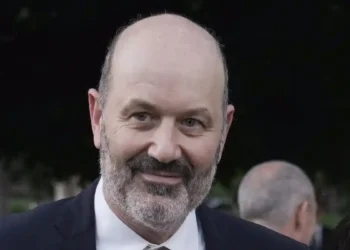 Sturzenegger intensifica su conflicto con la ANMAT: razones detrás de su postura