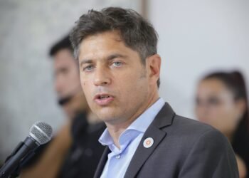 Un organismo estatal financió el viaje de Axel Kicillof y su equipo a la cumbre progresista en España