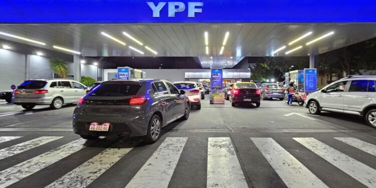 YPF reporta ganancias de US$409 millones en el primer trimestre gracias al aumento en precios de combustibles