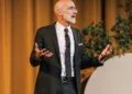 Arthur Brooks, catedrático de Harvard: “Las personas más felices son las que nunca dejan de aprender”