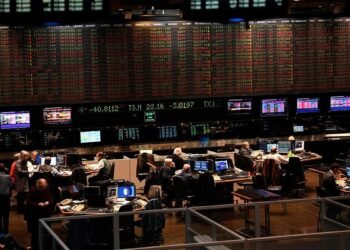 Tendencias en el mercado: Descenso en las acciones argentinas y aumento del riesgo país ante un entorno internacional desafiante