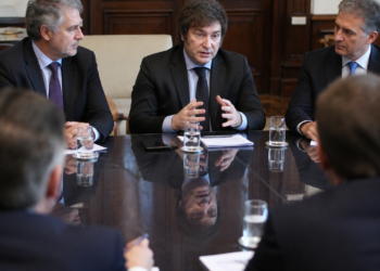 El Gobierno impulsa anticipos financieros a provincias mientras busca apoyo para Manuel Adorni