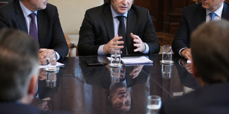 El Gobierno impulsa anticipos financieros a provincias mientras busca apoyo para Manuel Adorni