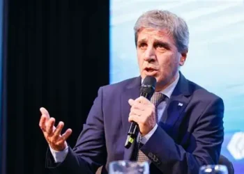 Caputo asegura los fondos para un importante pago de deuda y presenta el plan financiero hasta 2027