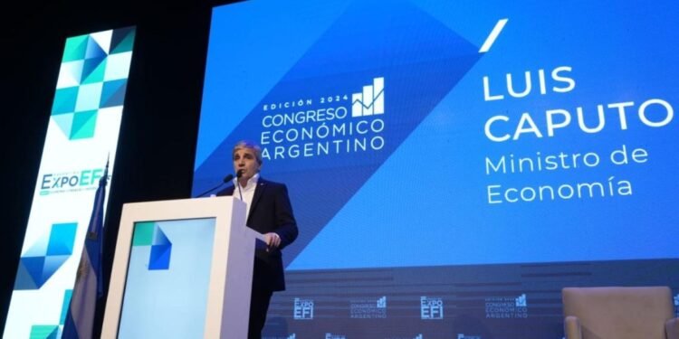 Luis Caputo aclaró dudas sobre los pagos, pero analistas advierten sobre la presión en las reservas en un año electoral