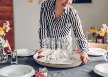 La importancia de ordenar la mesa antes de abandonar un restaurante, según la psicología