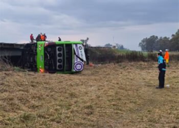 Accidente de micro en Ruta Nacional 7: buscan a uno de los choferes que se lanzó antes del sinistro