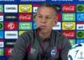 Horacio Melgarejo, técnico de Cienciano, expresa su descontento tras la derrota ante Lanús en la Copa Sudamericana