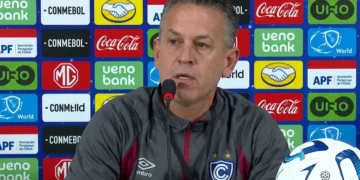 Horacio Melgarejo, técnico de Cienciano, expresa su descontento tras la derrota ante Lanús en la Copa Sudamericana