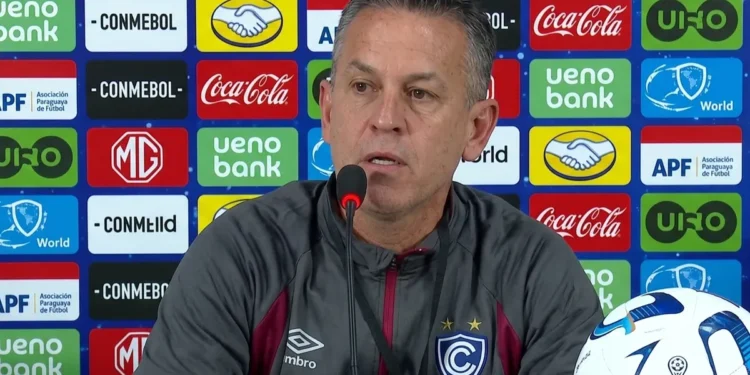 Horacio Melgarejo, técnico de Cienciano, expresa su descontento tras la derrota ante Lanús en la Copa Sudamericana