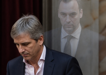 El fantasma de Adorni representa un obstáculo para el proyecto de Caputo en el Congreso
