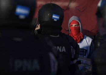 Tensiones en las protestas piqueteras contra el Gobierno por la eliminación de un plan social