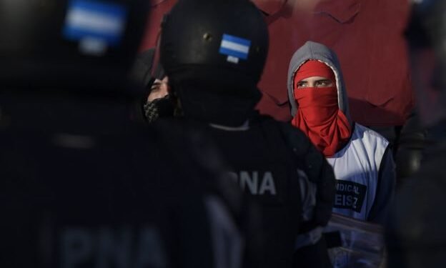 Tensiones en las protestas piqueteras contra el Gobierno por la eliminación de un plan social