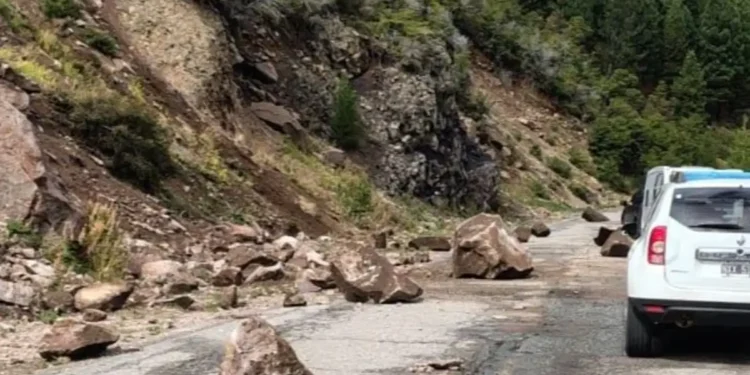 Corte total en la Ruta 40 de Neuquén por derrumbe en los Siete Lagos