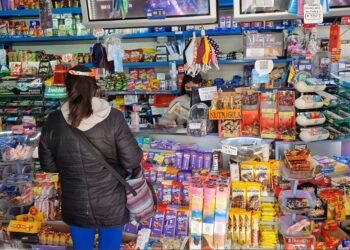 La caída del consumo masivo se extiende a siete meses: en junio se redujo casi un 3%
