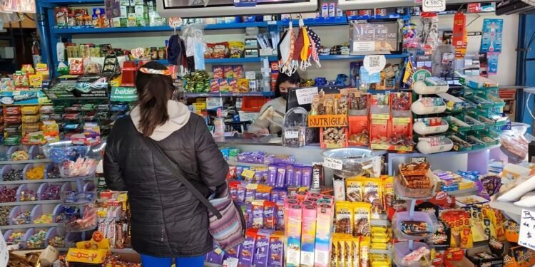 La caída del consumo masivo se extiende a siete meses: en junio se redujo casi un 3%