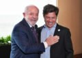 Mientras Milei se alinea con Bolsonaro, Kicillof fortalece lazos con Lula para afrontar el giro regional hacia la derecha