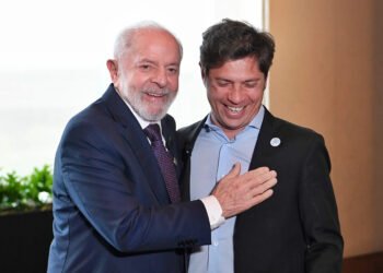 Mientras Milei se alinea con Bolsonaro, Kicillof fortalece lazos con Lula para afrontar el giro regional hacia la derecha