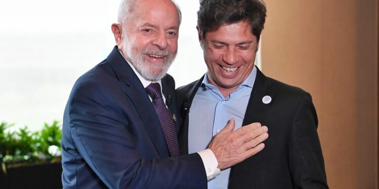Mientras Milei se alinea con Bolsonaro, Kicillof fortalece lazos con Lula para afrontar el giro regional hacia la derecha