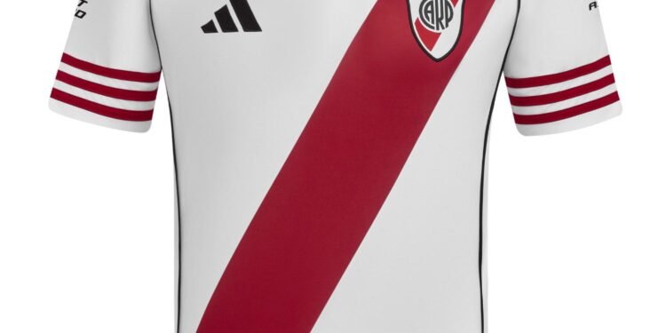 River Plate lanzó su nueva camiseta para la temporada, inspirada en los primeros escudos del club