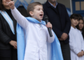 Un niño improvisa un emotivo apoyo a la selección argentina durante el acto por el Día de la Independencia