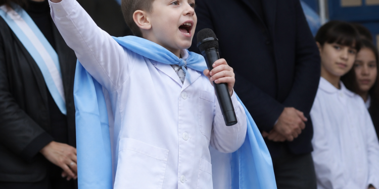 Un niño improvisa un emotivo apoyo a la selección argentina durante el acto por el Día de la Independencia