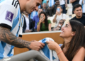 Un afortunado hincha recibió una camiseta firmada de Gonzalo Montiel tras el partido de la Selección argentina