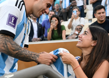 Un afortunado hincha recibió una camiseta firmada de Gonzalo Montiel tras el partido de la Selección argentina