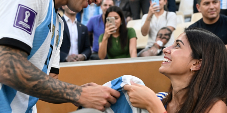 Un afortunado hincha recibió una camiseta firmada de Gonzalo Montiel tras el partido de la Selección argentina