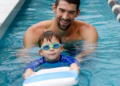 Michael Phelps regresa a la natación en un rol familiar: acompaña a su hijo en sus primeras competencias