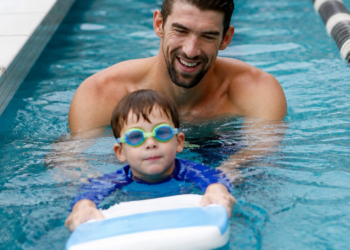 Michael Phelps regresa a la natación en un rol familiar: acompaña a su hijo en sus primeras competencias