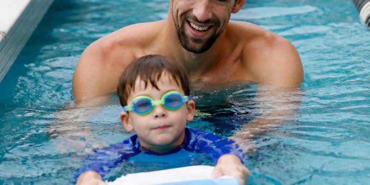 Michael Phelps regresa a la natación en un rol familiar: acompaña a su hijo en sus primeras competencias