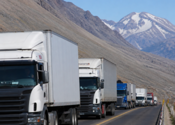 Se prevén pérdidas de US$45 millones: los camiones varados comienzan a circular hacia Chile, que reabrirá mañana