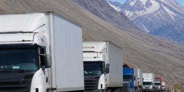 Se prevén pérdidas de US$45 millones: los camiones varados comienzan a circular hacia Chile, que reabrirá mañana