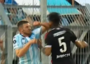La expulsión de Maravilla Martínez en el partido entre Racing y Argentinos: un gesto que generó controversia