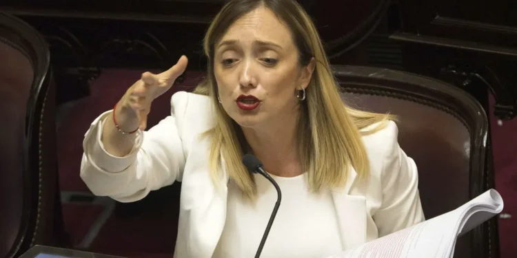 Anabel Fernández Sagasti solicita participar de forma virtual en la sesión sobre la Ley de Tierras debido a su embarazo