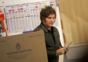 Las encuestas reflejan el desgaste de Javier Milei, mientras el oficialismo se mantiene como primera minoría