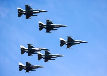 La Fuerza Aérea Argentina conmemora 114 años: los F-16 brillaron en un impresionante desfile