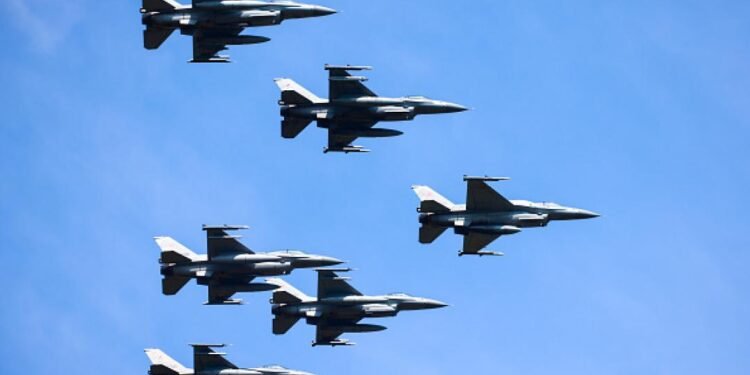 La Fuerza Aérea Argentina conmemora 114 años: los F-16 brillaron en un impresionante desfile