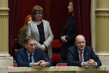 Conflictos internos y críticas previas a la reunión política del Gobierno