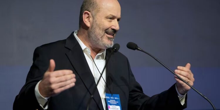 Tras el desafío en el Senado, Federico Sturzenegger se incorpora a la mesa política