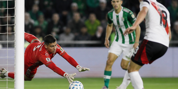 Controversia en el penal de River ante Banfield: la anulación de la atajada de Ruso Rodríguez