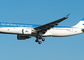 Aerolíneas Argentinas reanuda sobrevuelos en el espacio aéreo venezolano tras casi dos años y medio de prohibición