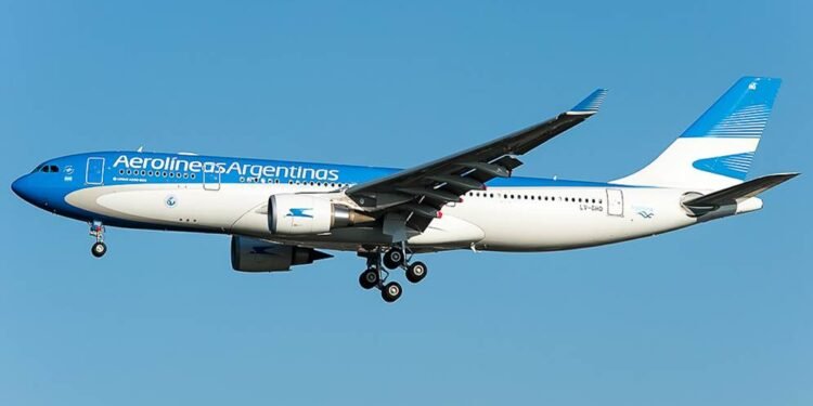 Aerolíneas Argentinas reanuda sobrevuelos en el espacio aéreo venezolano tras casi dos años y medio de prohibición
