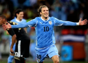 Diego Forlán asume la dirección técnica de la selección uruguaya tras el fracaso mundialista