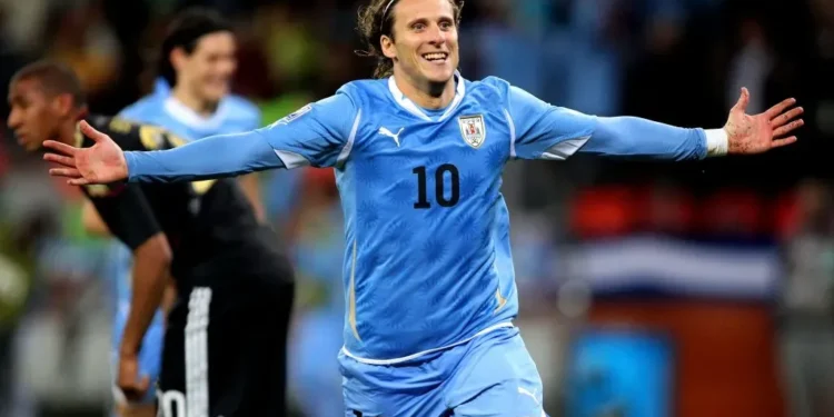 Diego Forlán asume la dirección técnica de la selección uruguaya tras el fracaso mundialista