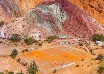 Fútbol entre los colores de Purmamarca: la cancha que Infantino mostró como símbolo de pasión